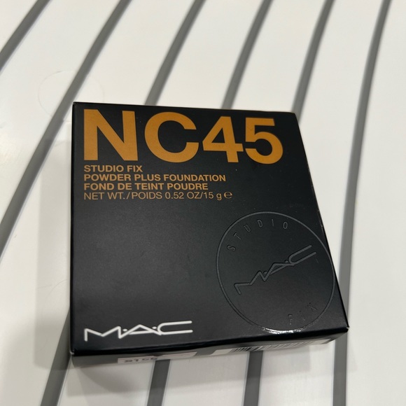 Mac Studio fix foundation powder - Picture 4 of 6